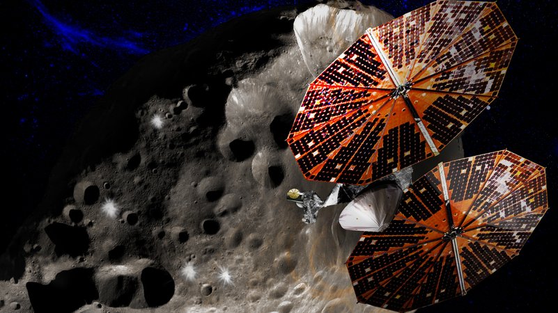 Die künstlerische Darstellung zeigt links im Bild einen Asteroiden, einen von Kratern übersäten dunklen Gesteinsbrocken und rechts im Bild kleiner die Sonde Lucy mit ihren zwei polygonen Solarpanelen.