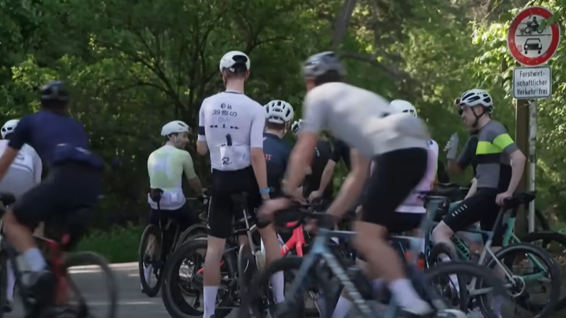 Fast 5.000 Radfahrer sind an einem Wochenende bei gutem Wetter auf dem Radschnellweg bei Oberhaching unterwegs. | Bild: Bayerischer Rundfunk 2025 Fast 5.000 Radfahrer sind an einem Wochenende bei gutem Wetter auf dem Radschnellweg bei Oberhaching unterwegs.