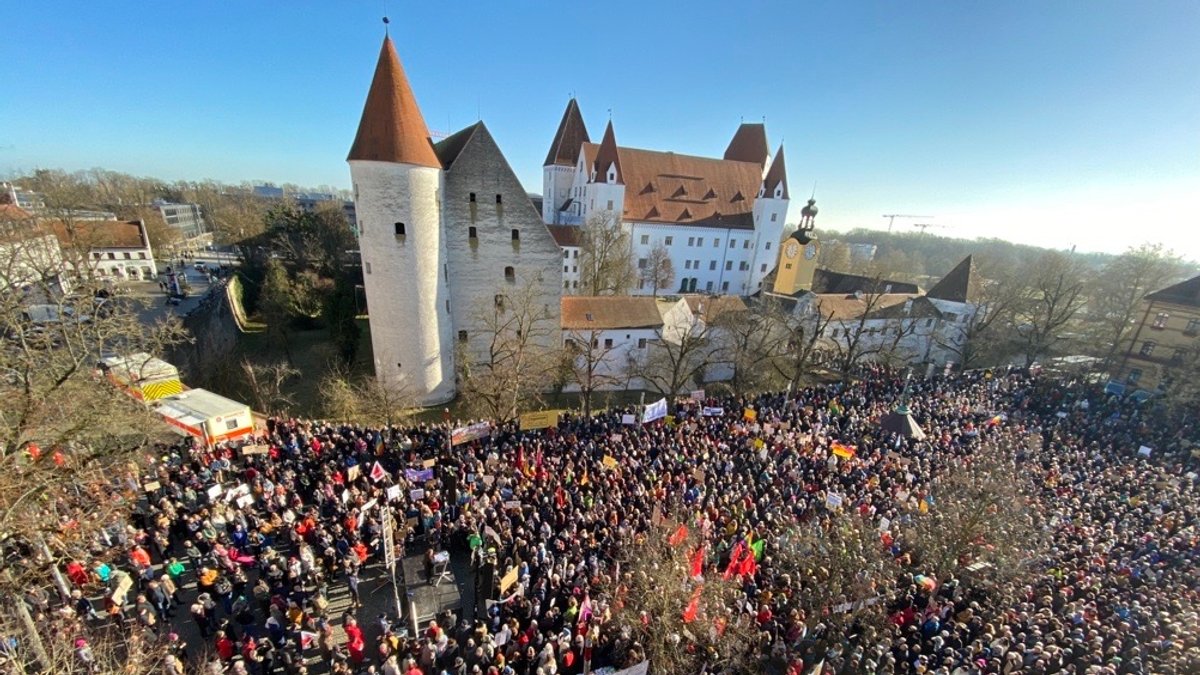 Dicht an dicht stehen die Menschen am 27.1.2024 auf dem Ingolstädter Paradeplatz bei der Demo gegen rechts; im Hintergrund das Neue Schloss.