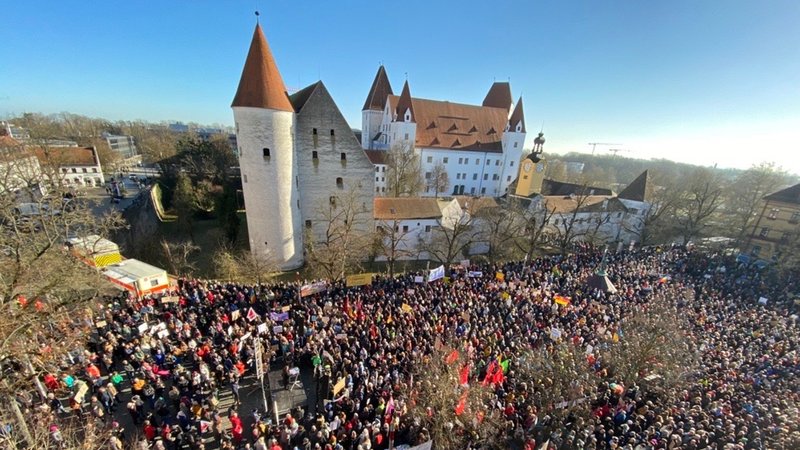 Dicht an dicht stehen die Menschen am 27.1.2024 auf dem Ingolstädter Paradeplatz bei der Demo gegen rechts; im Hintergrund das Neue Schloss. | Bild: BR / Daniela Olivares Dicht an dicht stehen die Menschen am 27.1.2024 auf dem Ingolstädter Paradeplatz bei der Demo gegen rechts; im Hintergrund das Neue Schloss.