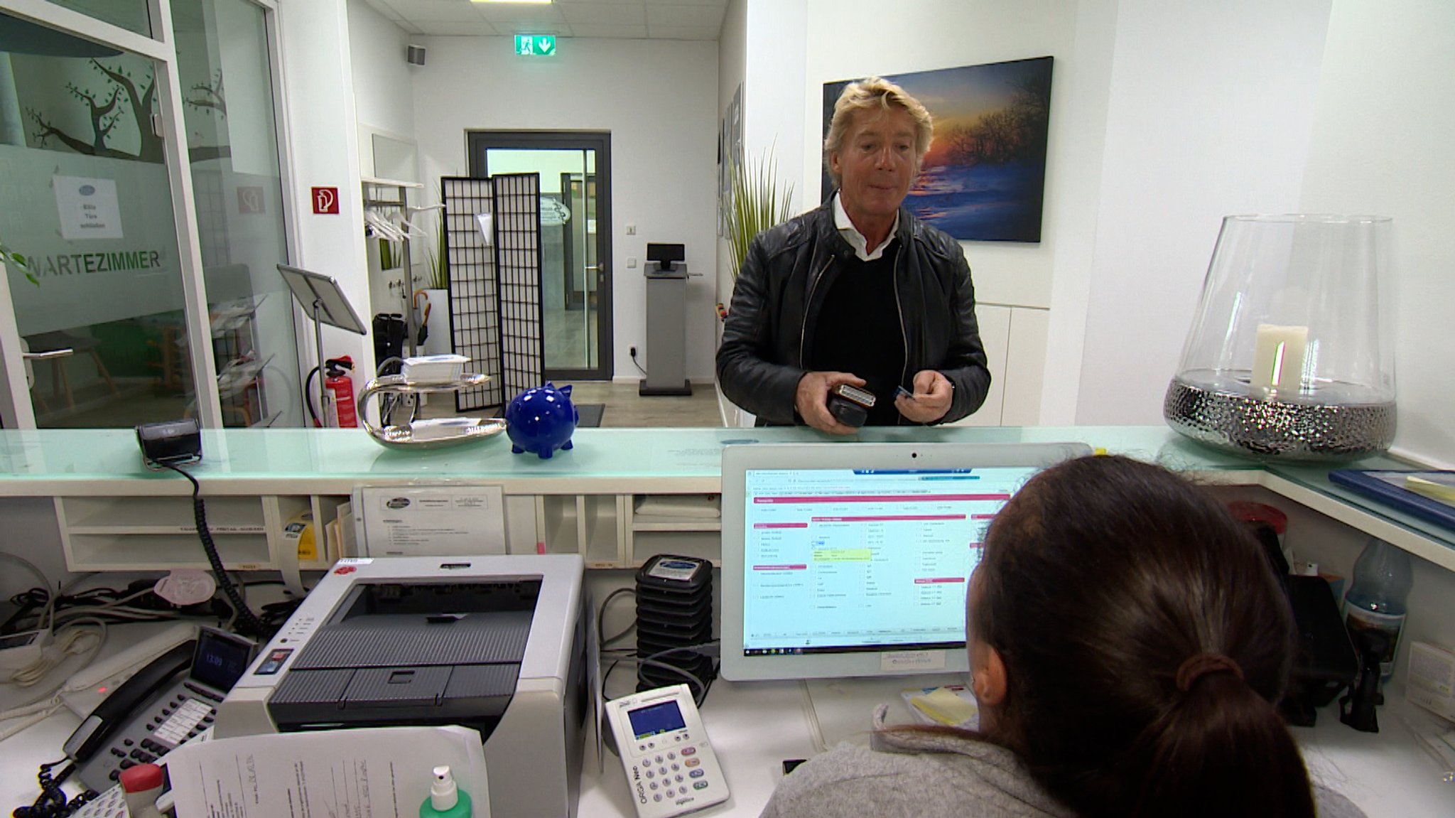 Ein Patient meldet sich mit seiner elektronischen Versichertenkarte bei einer Arztpraxis an.