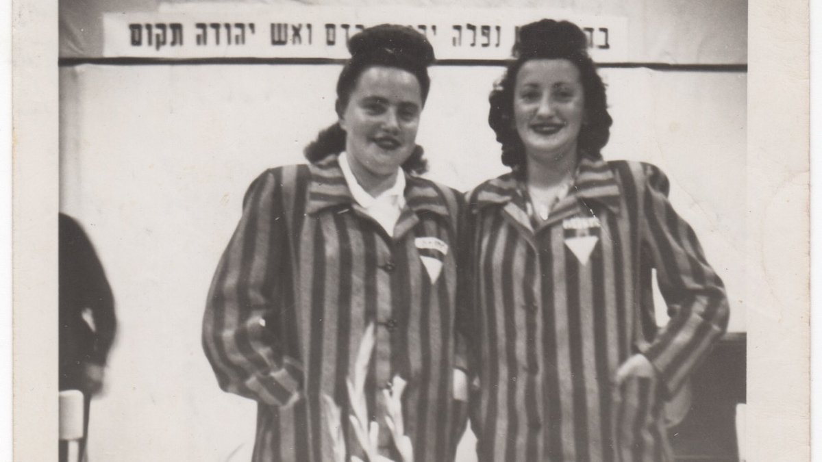 Fania Durmashkin (links) und Henia Durmashkin sind beim Befreiungskonzert im Mai 1945 dabei gewesen.