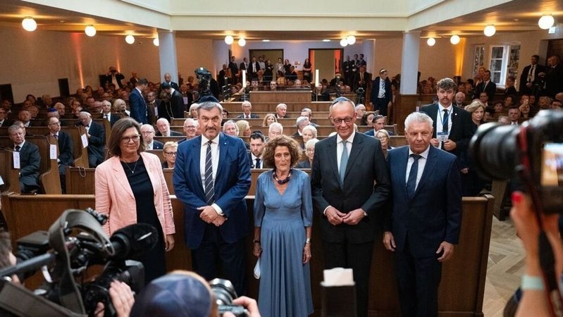 Feierliche Zeremonie in München: Die historische Synagoge an der Reichenbachstraße ist umfassend restauriert worden. Beim Festakt kämpfte Kanzler Merz mit den Tränen, als er an die Verbrechen der Nationalsozialisten an Juden erinnerte. | Bild: Bayerischer Rundfunk 2025 Feierliche Zeremonie in München: Die historische Synagoge an der Reichenbachstraße ist umfassend restauriert worden. Beim Festakt kämpfte Kanzler Merz mit den Tränen, als er an die Verbrechen der Nationalsozialisten an Juden erinnerte.