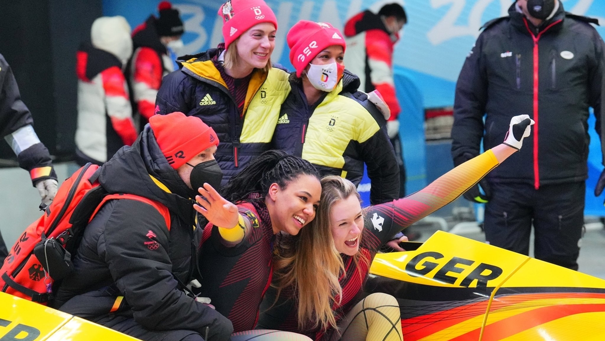 Laura Nolte (kniend rechts) und Deborah Levi, Mariama Jamanka (stehend rechts) und Alexandra Burghardt