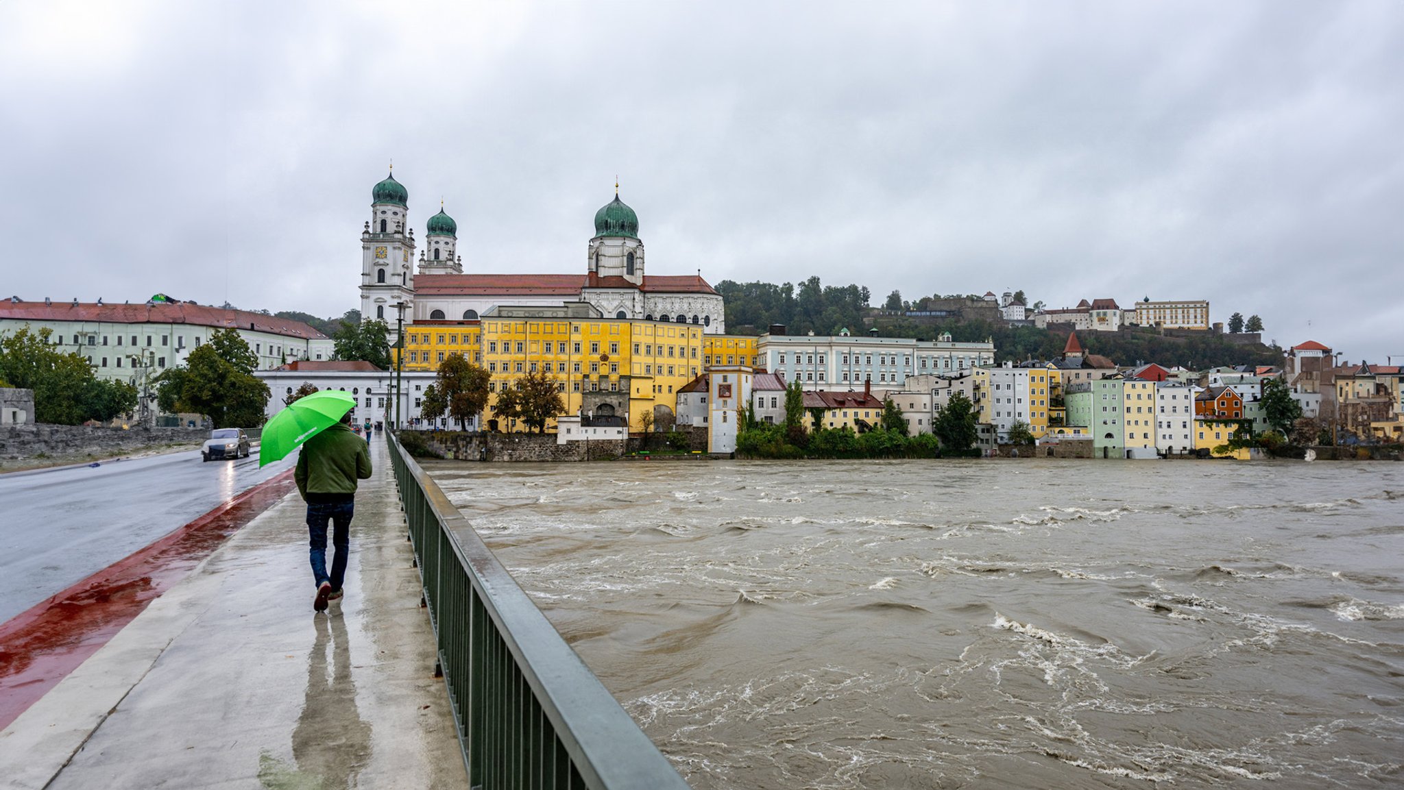 Der Regen hat in Bayern zwar nachgelassen, dennoch bleibt die Lage angespannt.