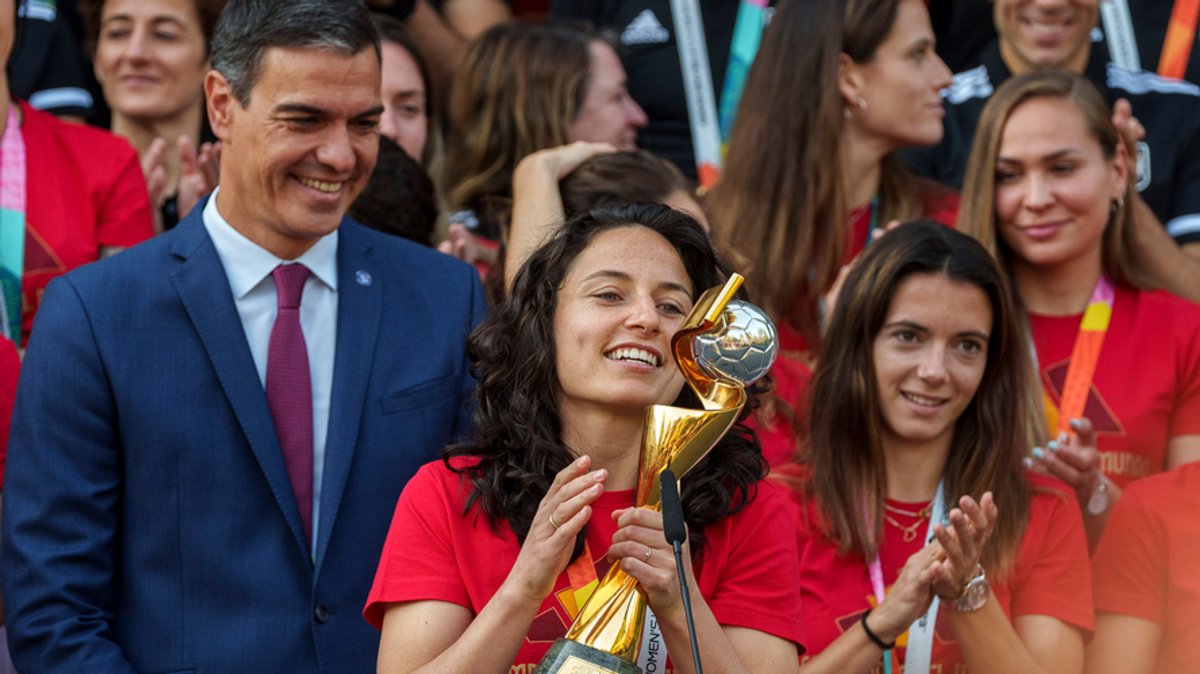 Der spanische Ministerpräsident Pedro Sanchez nach dem Sieg bei der Weltmeisterschaft der spanischen Frauenmannschaft mit Ivana Andres, Kapitänin der spanischen Frauenfußballnationalmannschaft, am 22.08.2023 im La Moncloa-Palast in Madrid.