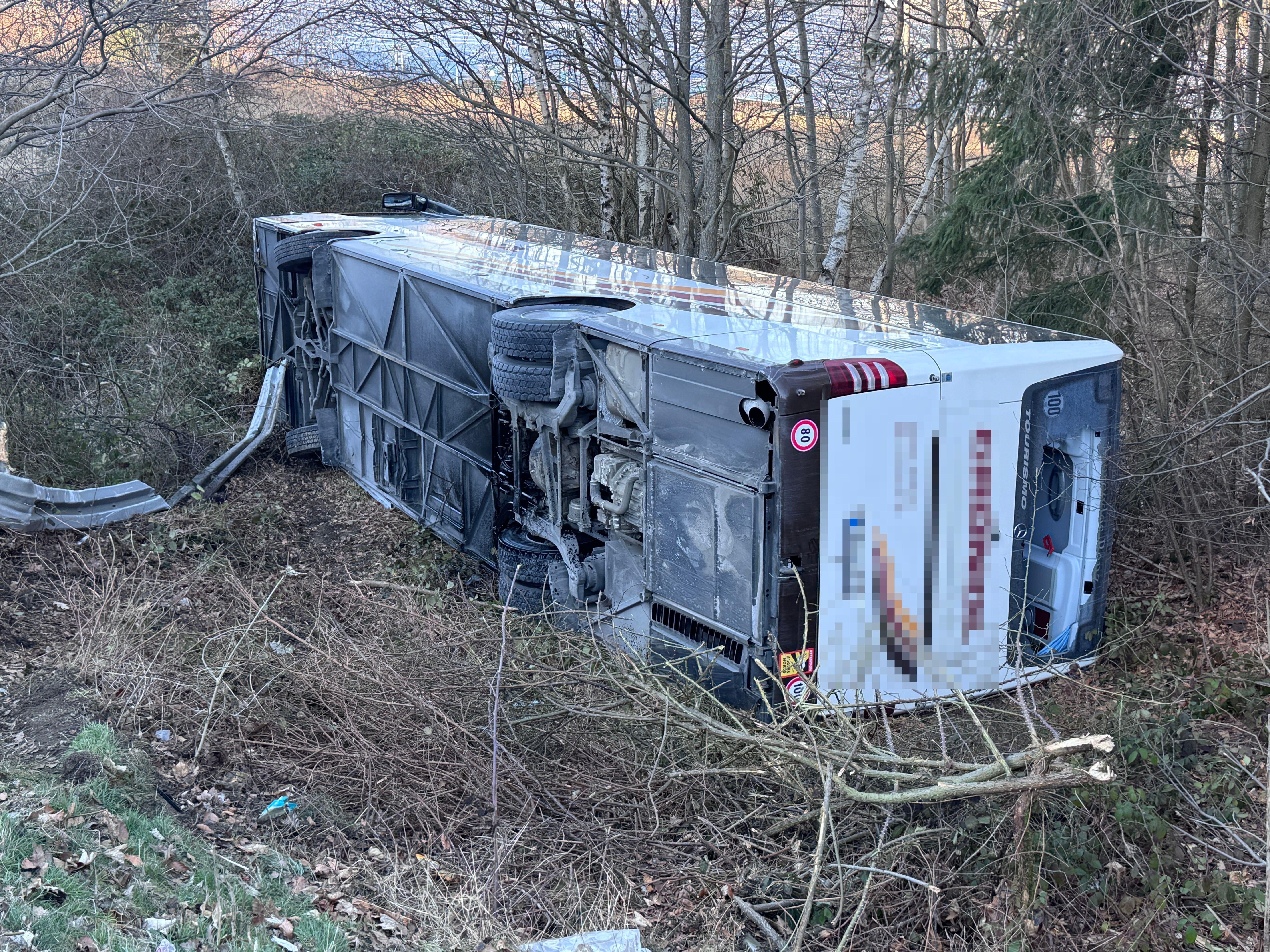 Der Bus durchbrach eine Leitplanke.