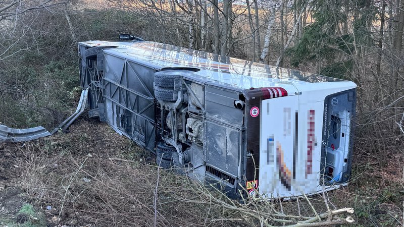 Der Bus durchbrach eine Leitplanke. | Bild: NEWS5/ Stephan Fricke Der Bus durchbrach eine Leitplanke.