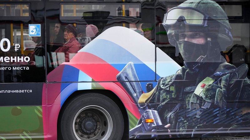 Werbung für die russische Armee auf einem Linienbus: Vor der Einberufung fliehen Menschen ins Ausland. | Bild: dpa-Bildfunk/Dmitri Lovetsky Werbung für die russische Armee auf einem Linienbus: Vor der Einberufung fliehen Menschen ins Ausland.