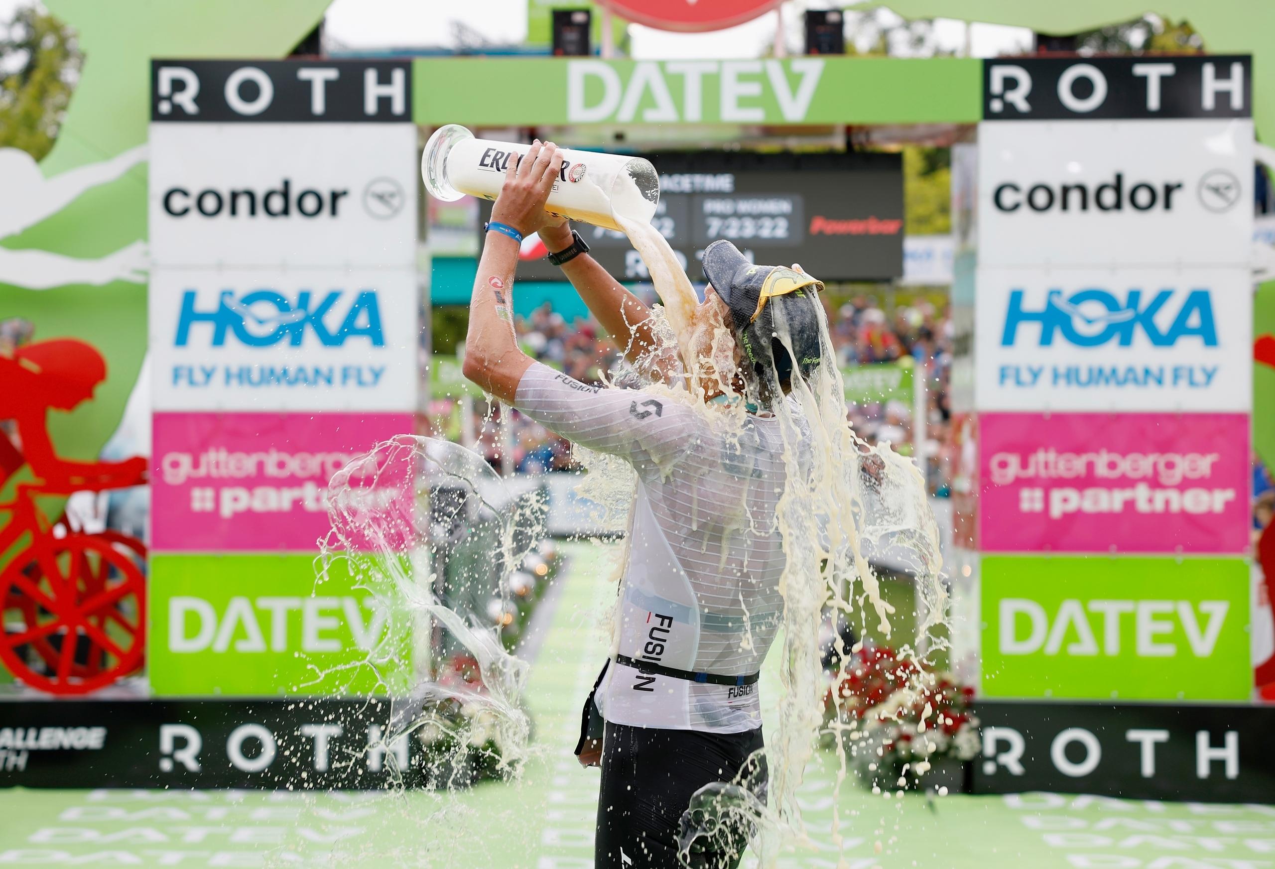Magnus Ditlev, Triathlet aus Dänemark, feiert mit einer Bierdusche seinen Sieg.