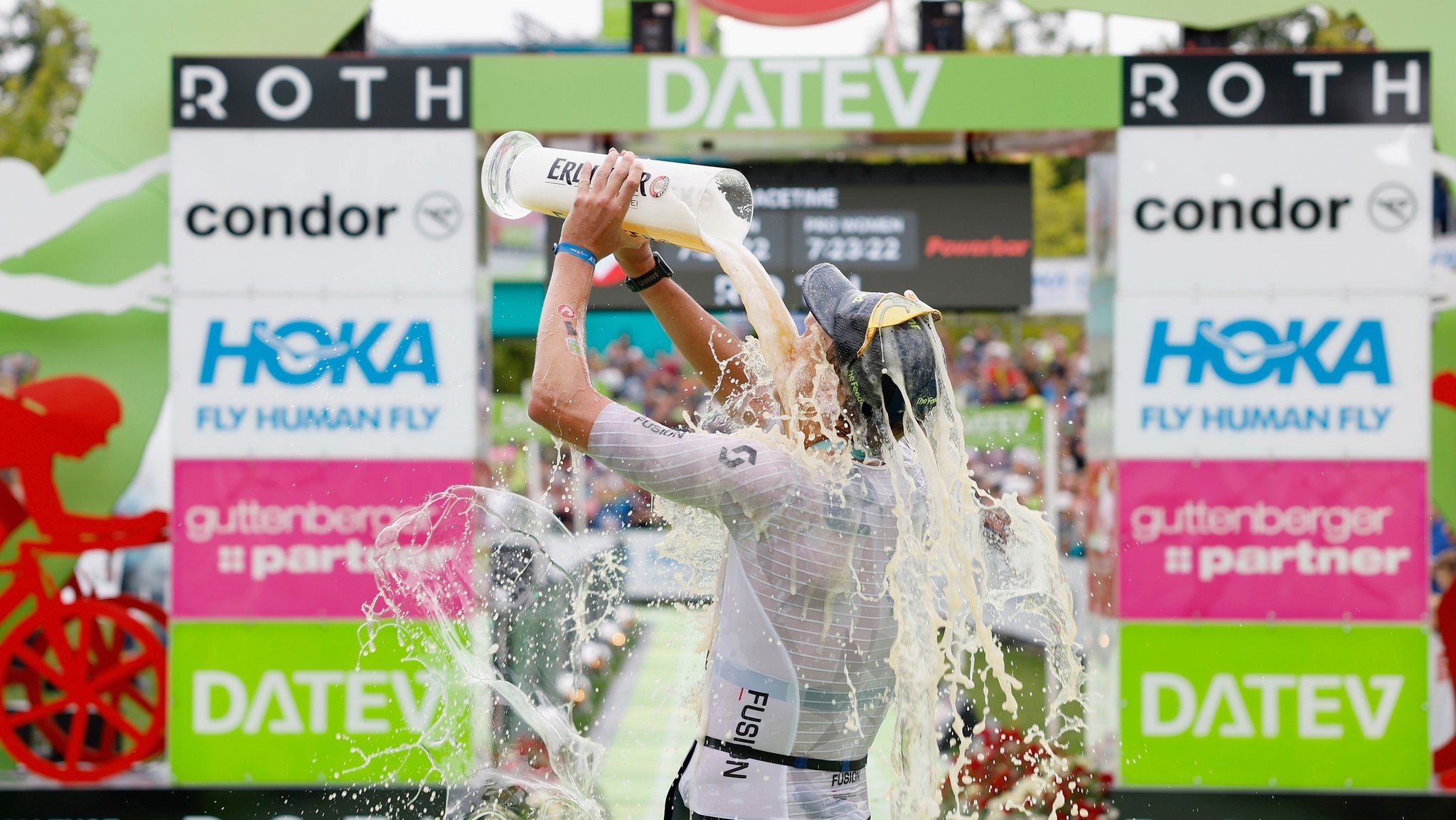 Magnus Ditlev, Triathlet aus Dänemark, feiert mit einer Bierdusche seinen Sieg.