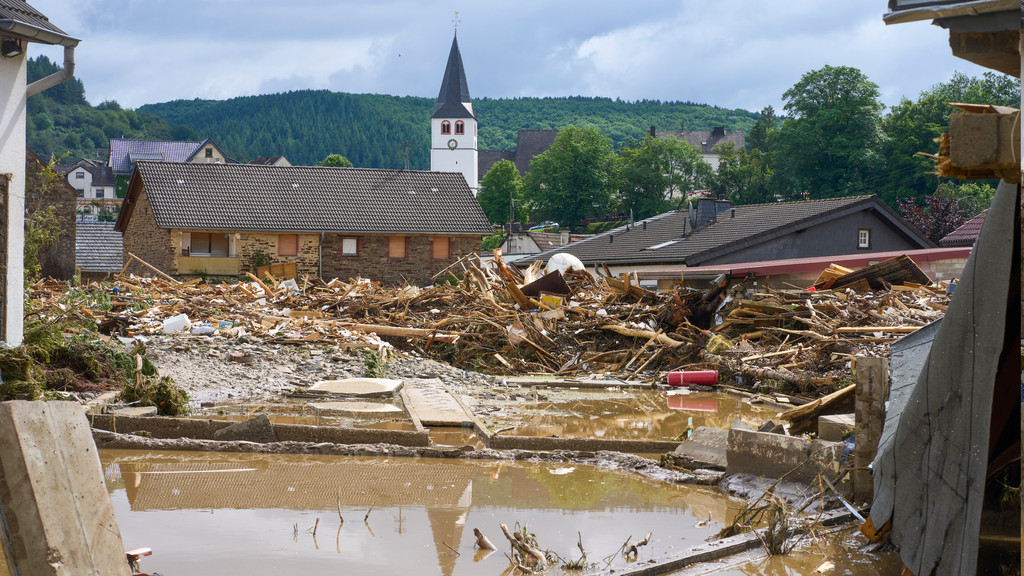 Blick in den Ort im Kreis Ahrweiler am Tag nach dem Unwetter mit Hochwasser.