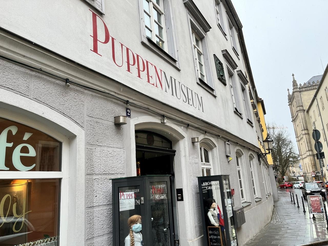 Ein Haus, auf dessen Fassade "Puppenmuseum" zu lesen ist. 