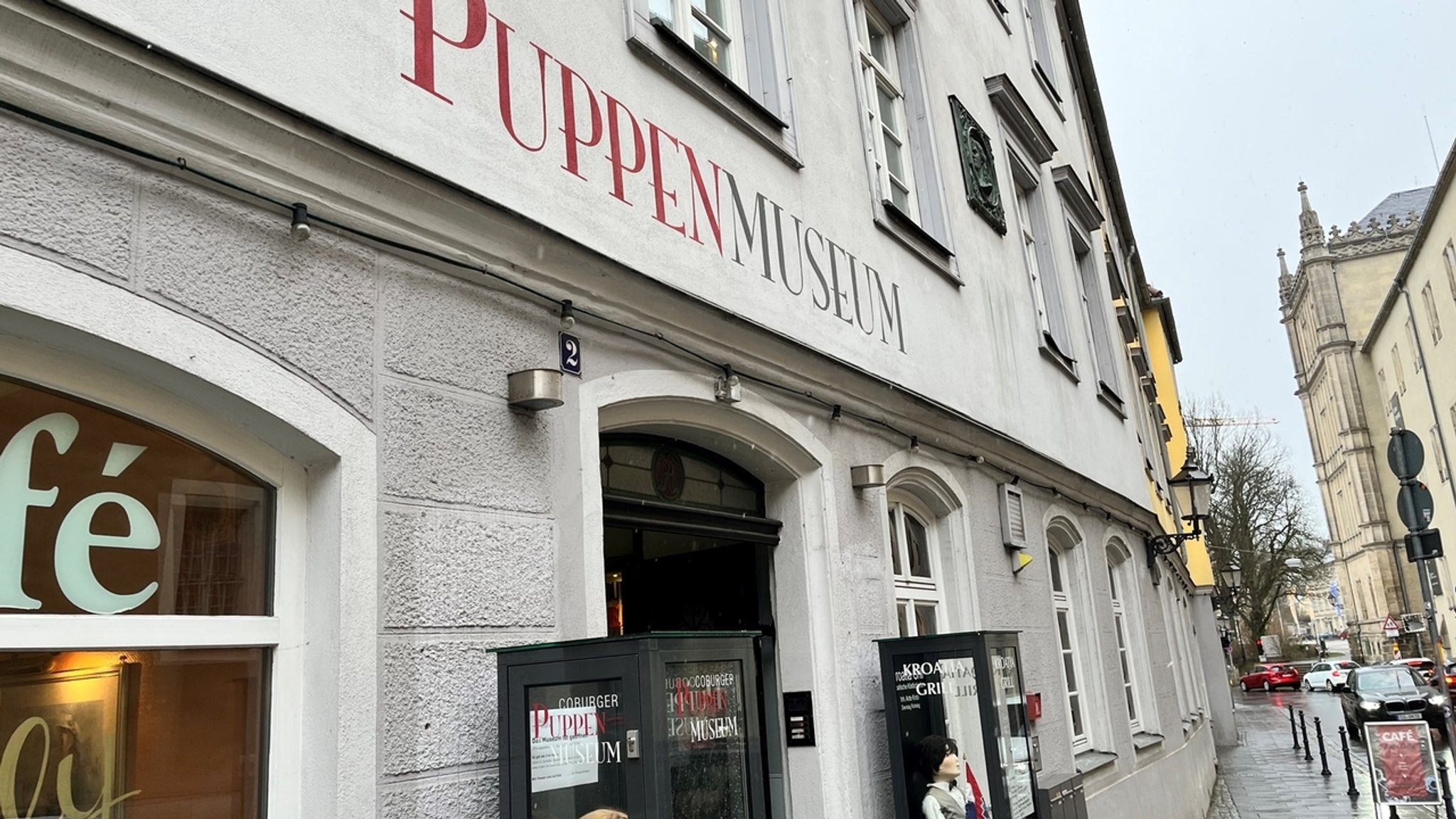 Ein Haus, auf dessen Fassade "Puppenmuseum" zu lesen ist. 