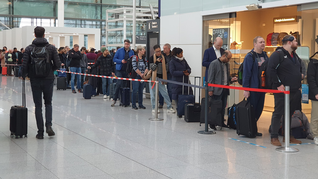 Wartende Passagiere am Münchner Flughafen am 10. März 2023. | Bild: BR/Birgit Grundner Wartende Passagiere am Münchner Flughafen am 10. März 2023.