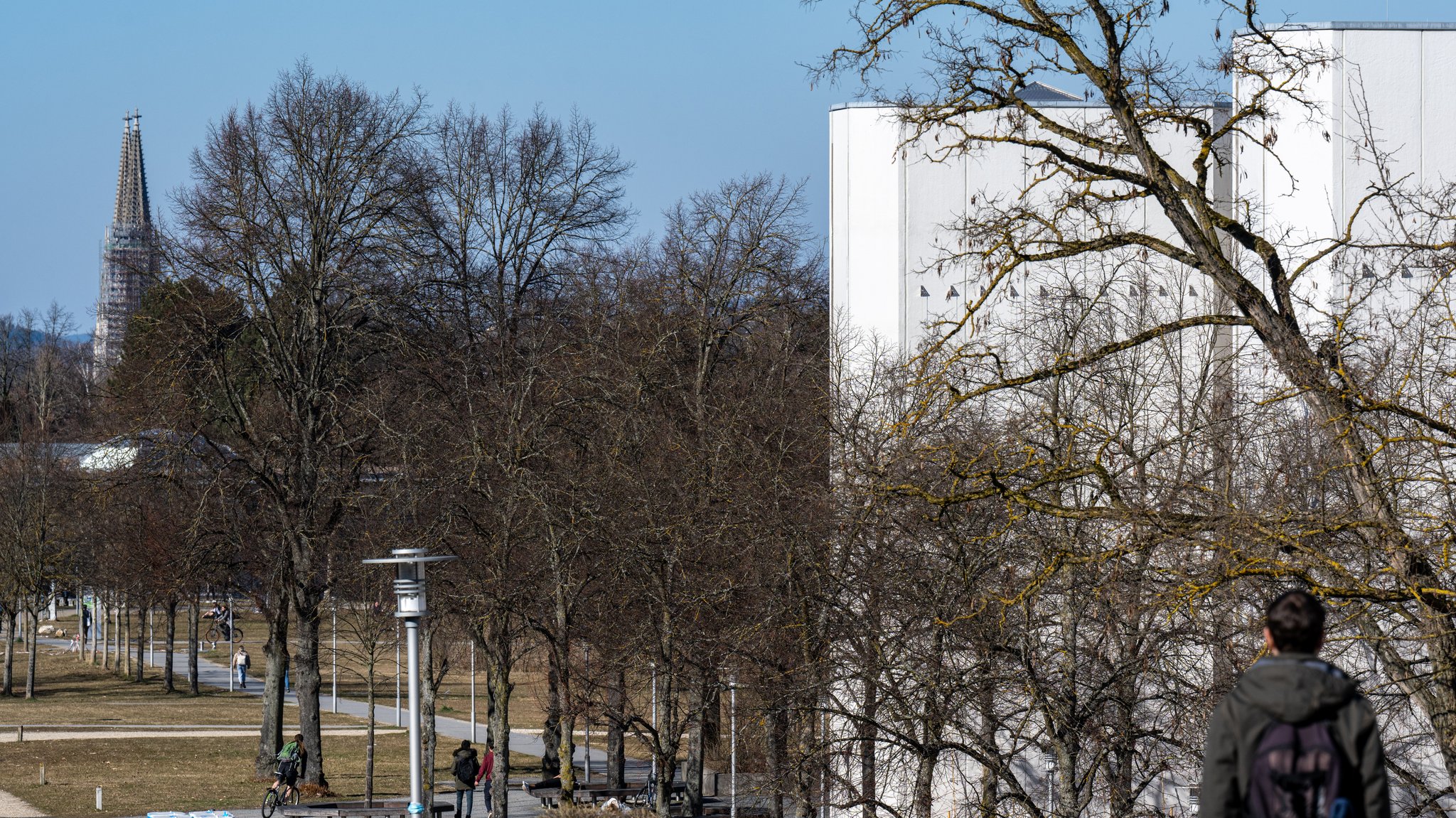 Der Campus der Universität Regensburg mit den Türmen des Doms im Hintergrund.