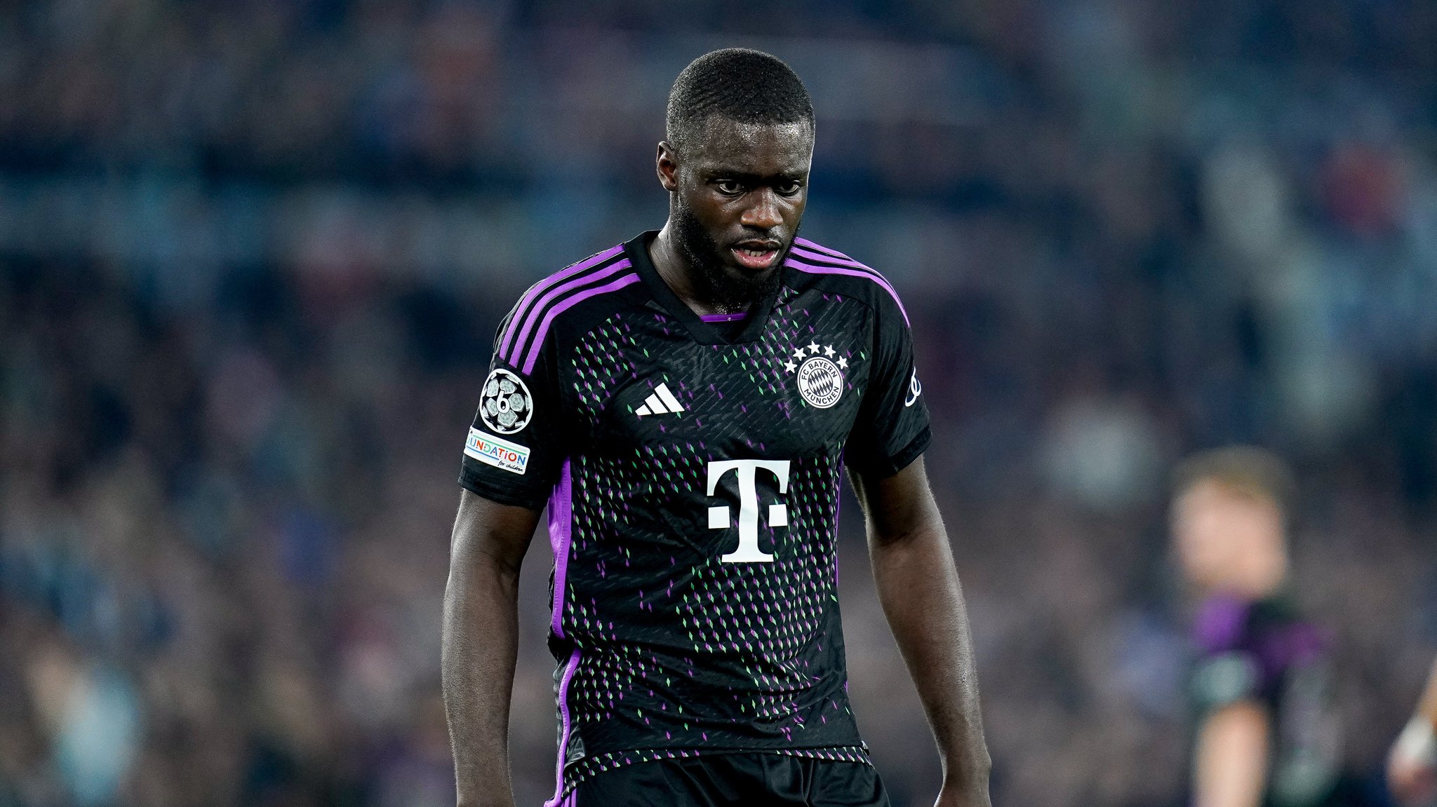 Bayern-Spieler Upamecano nach Roter Karte rassistisch beleidigt