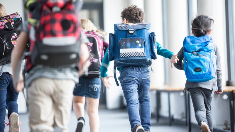 Archivbild: Schülerinnen und Schüler | Bild: picture alliance / Westend61 | Fotoagentur WESTEND61 Archivbild: Schülerinnen und Schüler