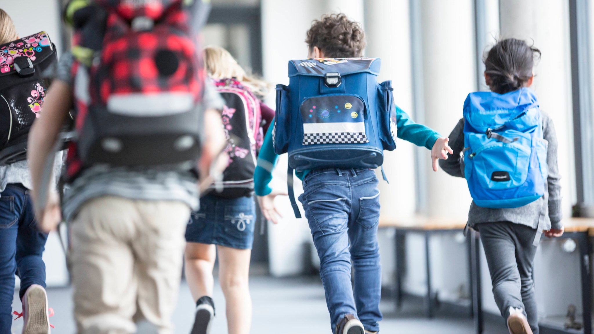 Archivbild: Schülerinnen und Schüler | Bild: picture alliance / Westend61 | Fotoagentur WESTEND61 Archivbild: Schülerinnen und Schüler