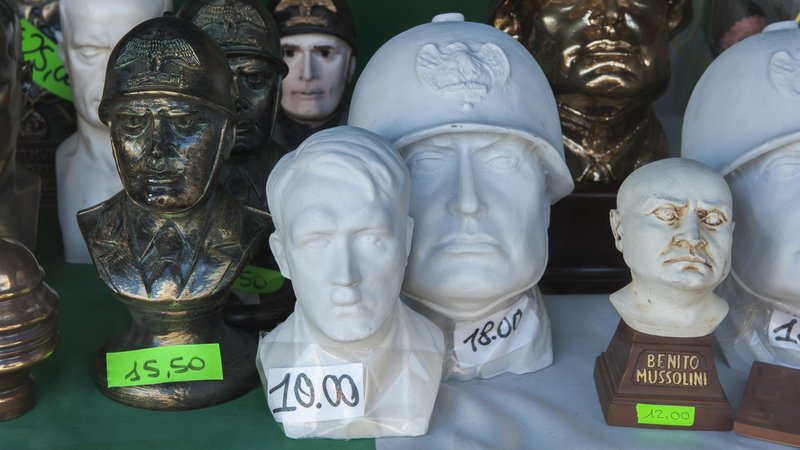 Köpfe aus Bronze und Gips von Mussolini und Hitler im Schaufenster eines Souvenir-Shops