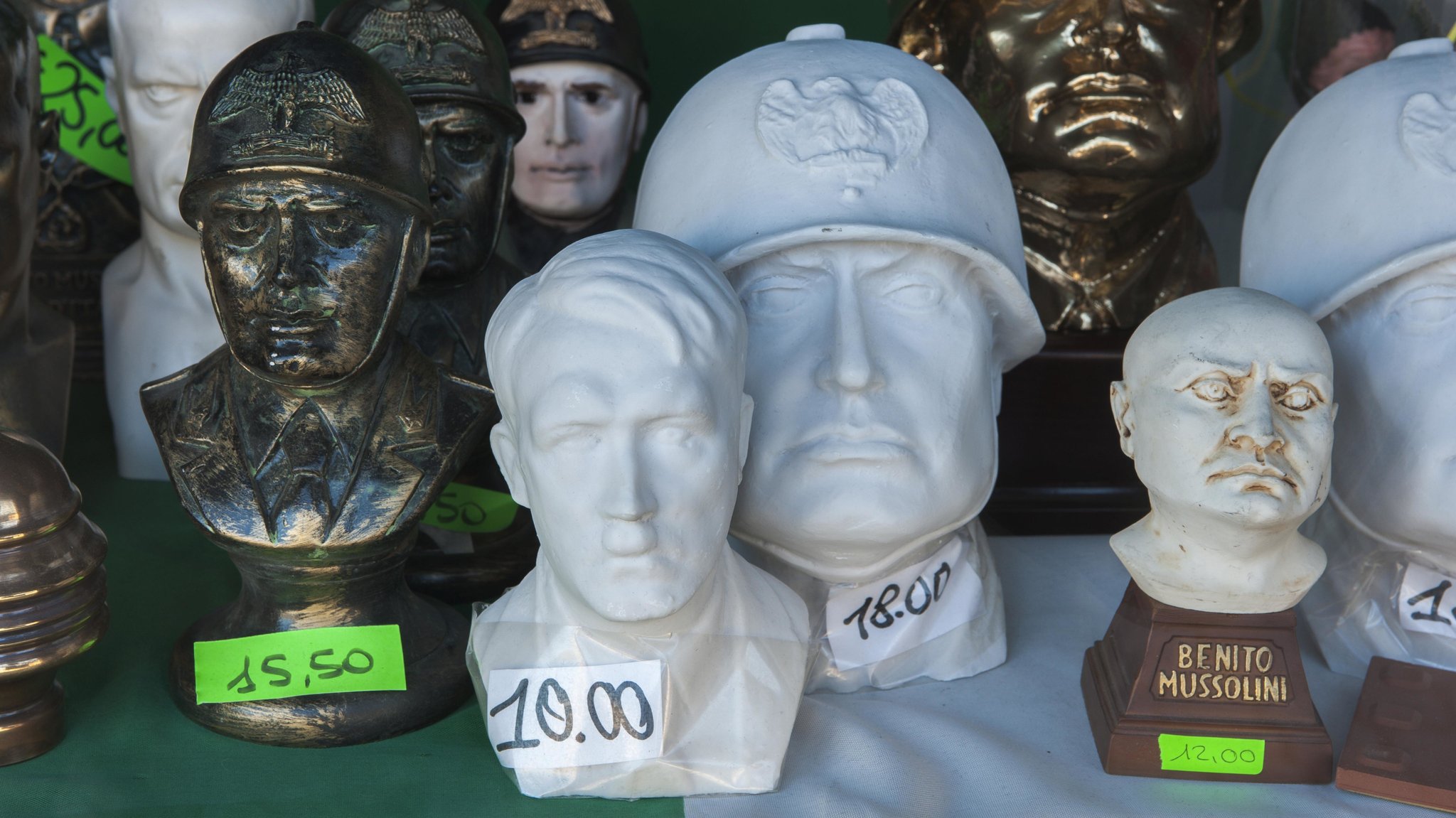 Köpfe aus Bronze und Gips von Mussolini und Hitler im Schaufenster eines Souvenir-Shops | Bild: picture alliance/imageBROKER Köpfe aus Bronze und Gips von Mussolini und Hitler im Schaufenster eines Souvenir-Shops