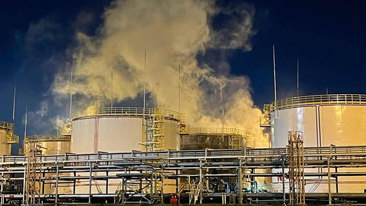Die russische Ölraffinerie Ilsky wurde bereits 2023 Ziel eines ukrainischen Drohnenangriffs. In der vergangenen Nacht brach erneut ein Feuer aus. | Bild: picture alliance / ASSOCIATED PRESS | Uncredited Die russische Ölraffinerie Ilsky wurde bereits 2023 Ziel eines ukrainischen Drohnenangriffs. In der vergangenen Nacht brach erneut ein Feuer aus.