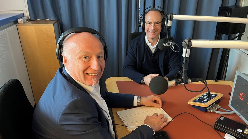 BR-Journalist Rigobert Kaiser (links) und Allianz-Chef Oliver Bäte im Gespräch bei BR24 Radio