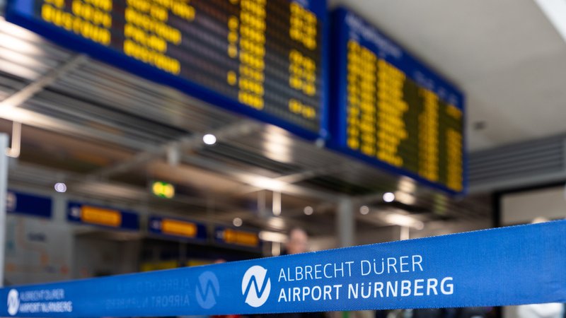 Passagiere im Abflugbereich des Albrecht Duerer Airport Nuernberg | Bild: picture alliance / Eibner-Pressefoto | Eibner-Pressefoto/Ardan Fuessman Passagiere im Abflugbereich des Albrecht Duerer Airport Nuernberg
