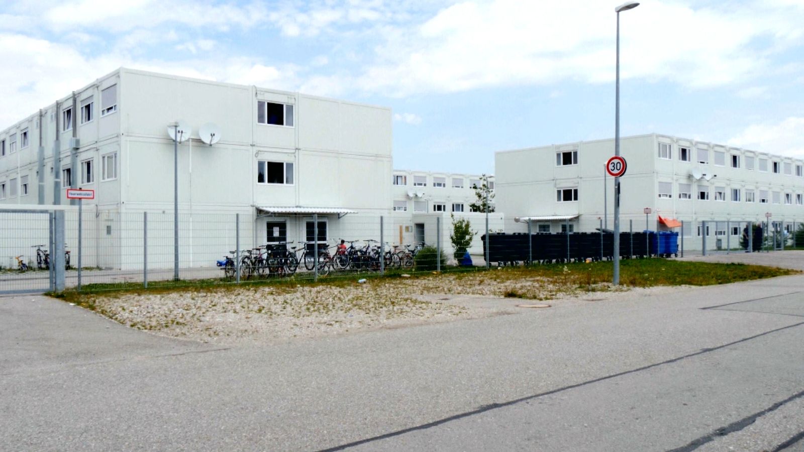 Wahrend Corona Quarantane Extreme Hitze In Container Unterkunft Br24
