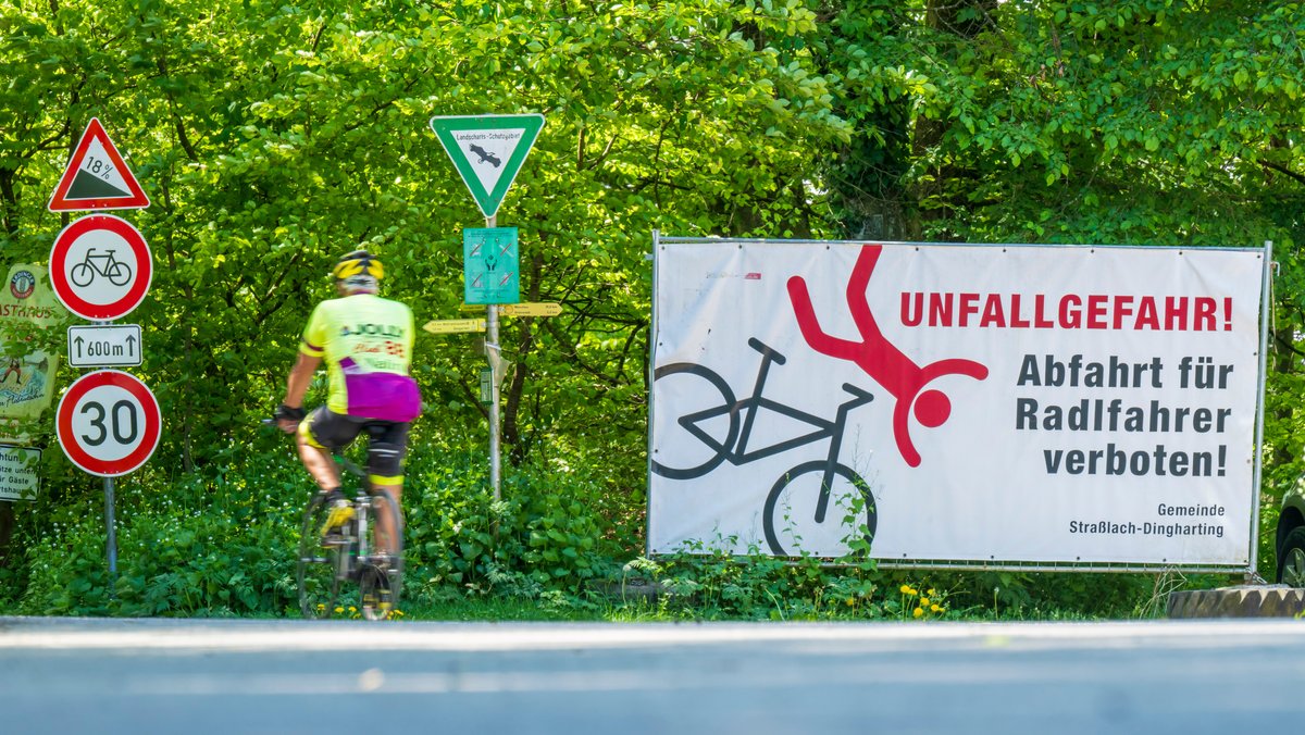 Radl-Verbot bergab an einer steilen Ausflugsstrecke im oberbayerischen Straßlach-Dingharting