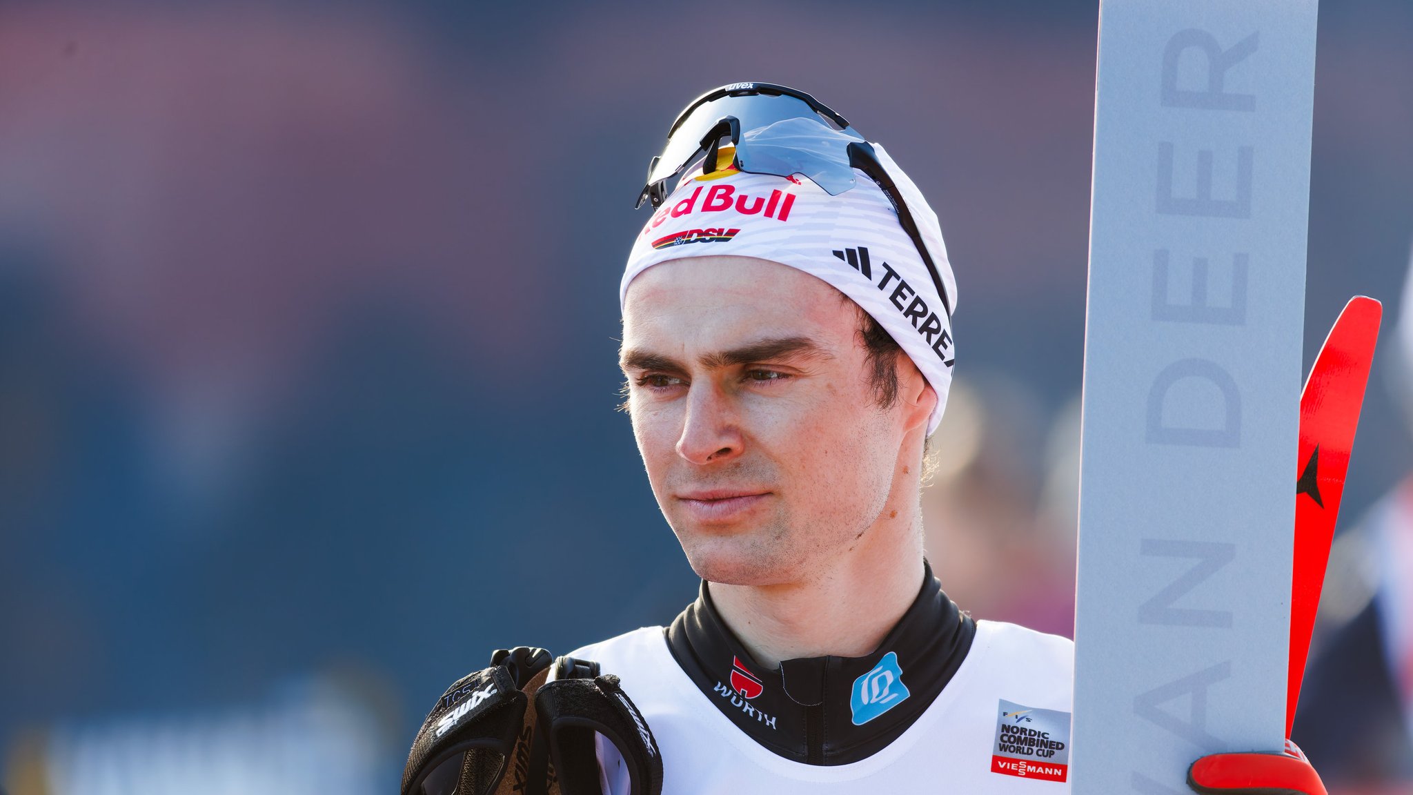ARCHIV - 19.01.2025, Baden-Württemberg, Schonach im Schwarzwald: Ski nordisch/Kombination: Weltcup, Einzel, Langlauf, Herren: Der Deutsche Vinzenz Geiger steht nach Rennende im Zielbereich (zu dpa: «Nordische Kombination: Dritte Plätze für Geiger und Nowak») Foto: Philipp von Ditfurth/dpa +++ dpa-Bildfunk +++