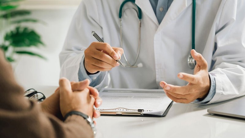 Ein Arzt unterhält sich mit einer Patientin. | Bild: stock.adobe.com/Pcess609 Ein Arzt unterhält sich mit einer Patientin.