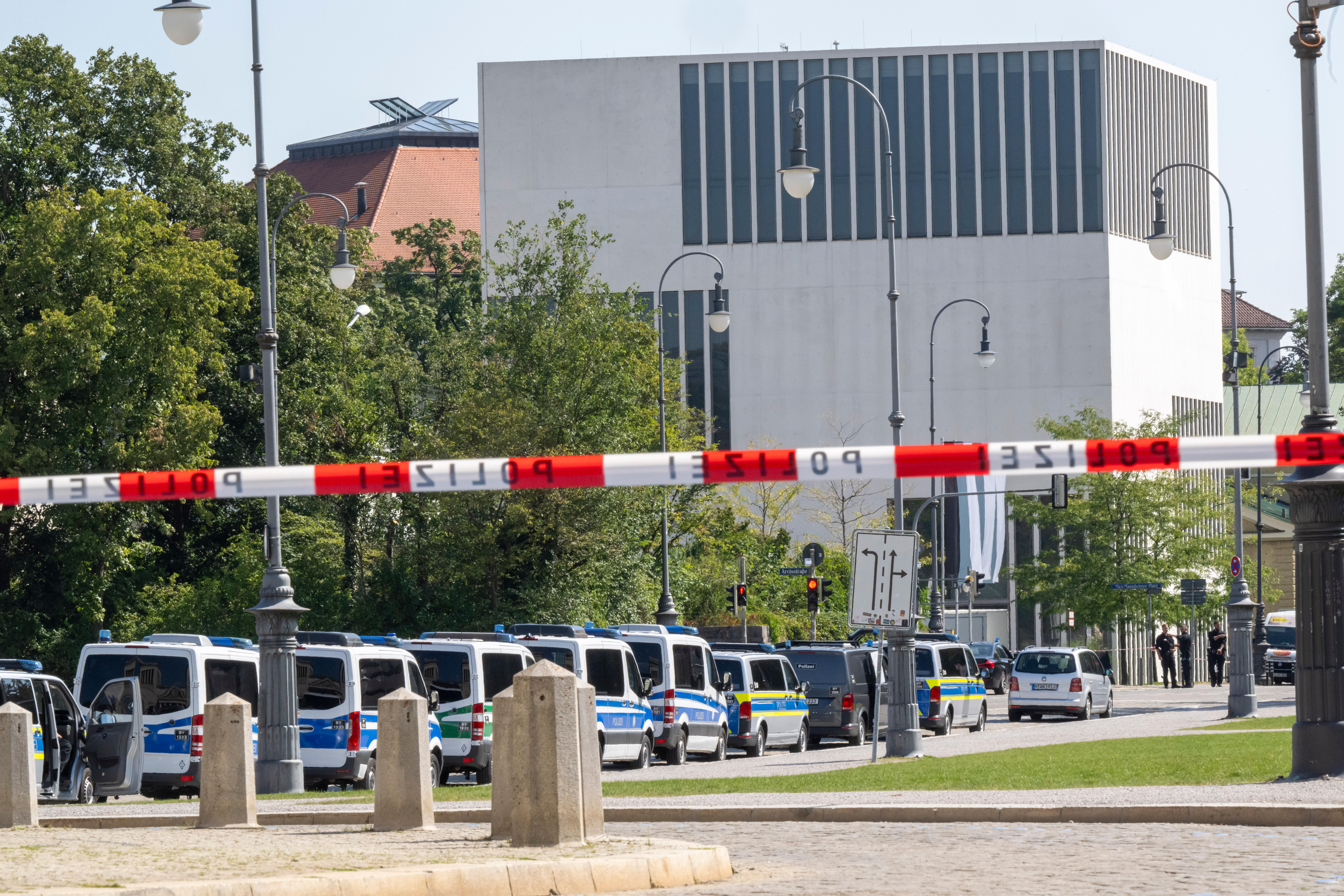 Ein 18-jähriger Österreicher schoss am Donnerstagvormittag vor dem israelischen Generalkonsulat in München um sich. 