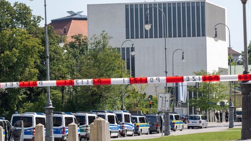 Ein 18-jähriger Österreicher schoss am Donnerstagvormittag vor dem israelischen Generalkonsulat in München um sich. | Bild: picture alliance/dpa | Peter Kneffel Ein 18-jähriger Österreicher schoss am Donnerstagvormittag vor dem israelischen Generalkonsulat in München um sich.