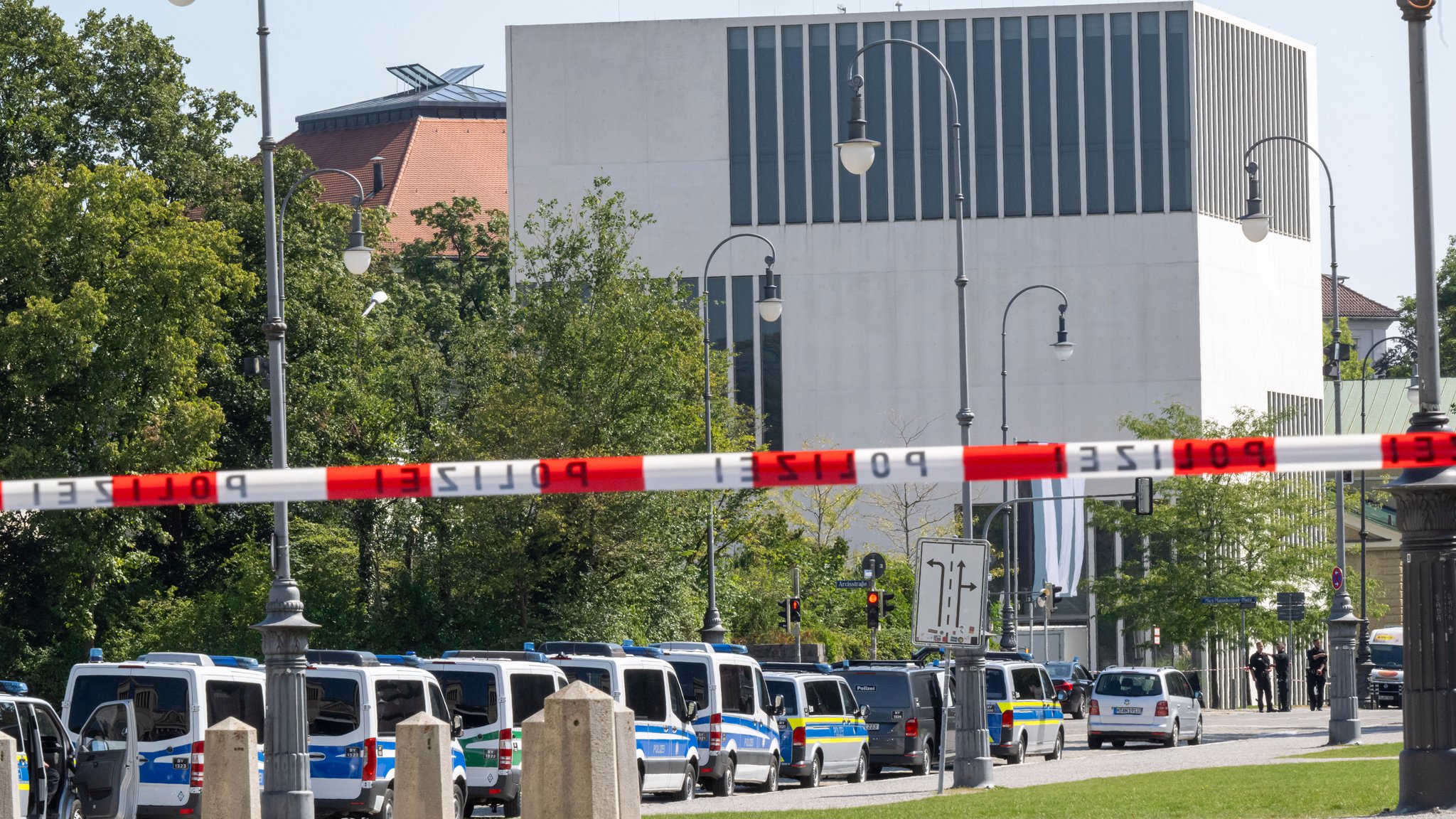 Ein 18-jähriger Österreicher schoss am Donnerstagvormittag vor dem israelischen Generalkonsulat in München um sich. 