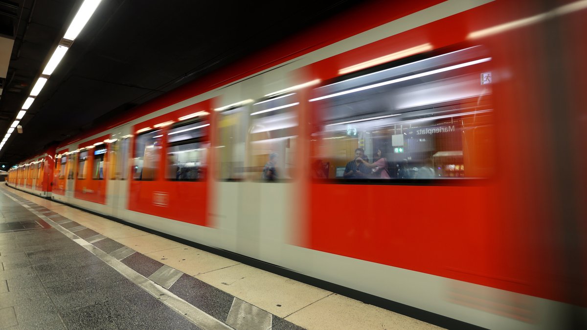 Eine Münchner S-Bahn fährt auf der Stammstrecke am Haltepunkt Marienplatz ein.