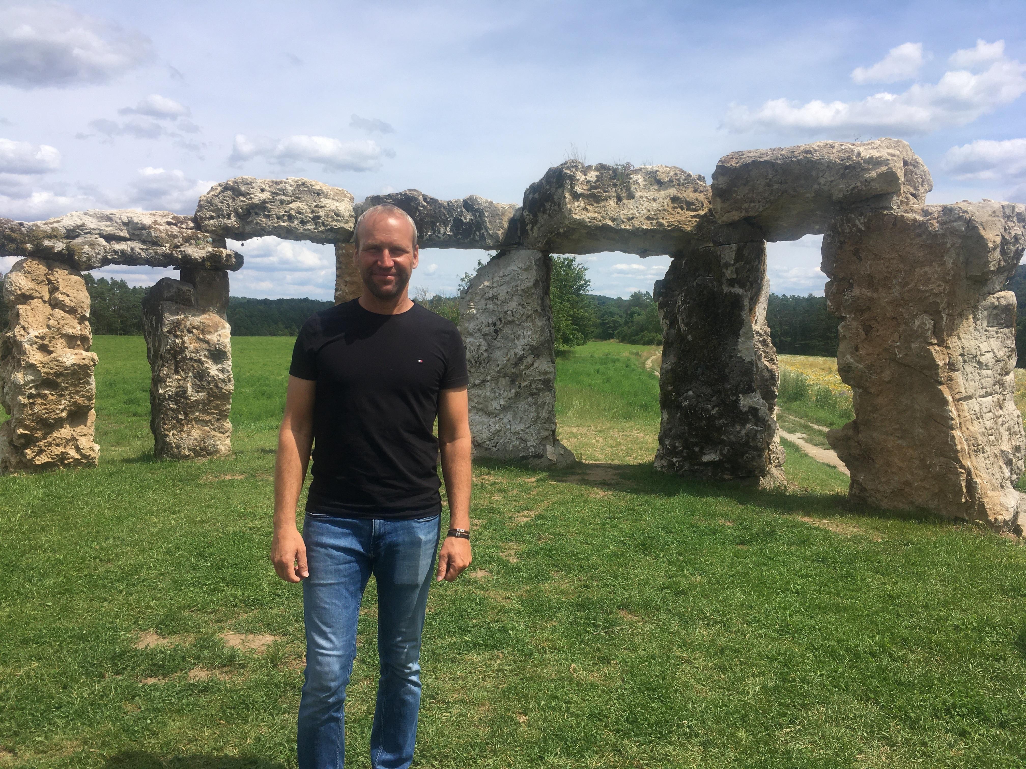 Alexander Lämmlein steht vor der oberfränkischen Stonehenge-Version.