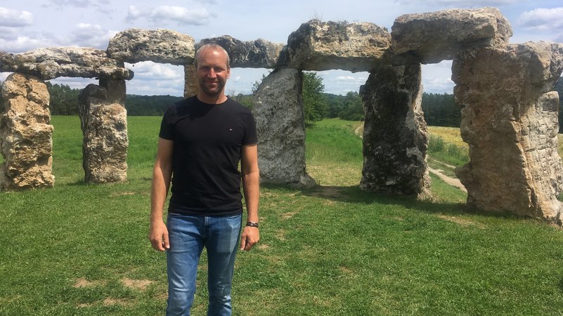 Alexander Lämmlein steht vor der oberfränkischen Stonehenge-Version. | Bild: BR/Tobias Burkert Alexander Lämmlein steht vor der oberfränkischen Stonehenge-Version.