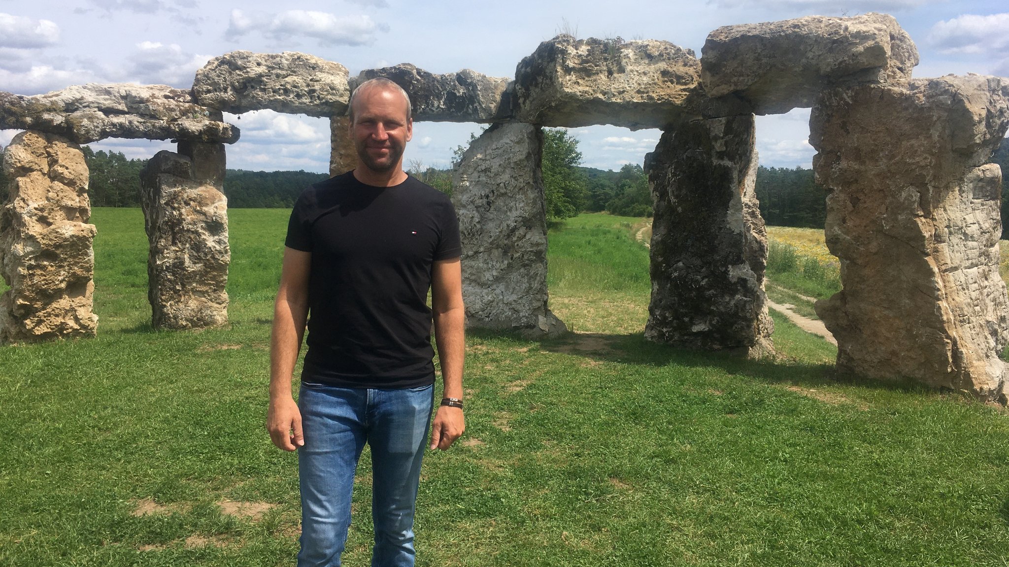 Alexander Lämmlein steht vor der oberfränkischen Stonehenge-Version.