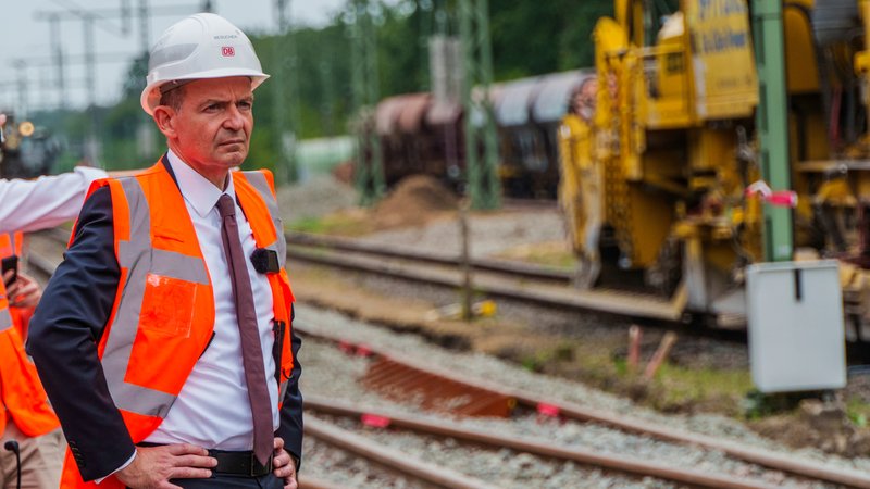 Volker Wissing (FDP), Bundesminister für Digitales und Verkehr, begutachtet eine Baustelle der Bahn. | Bild: picture alliance/dpa | Andreas Arnold Volker Wissing (FDP), Bundesminister für Digitales und Verkehr, begutachtet eine Baustelle der Bahn.