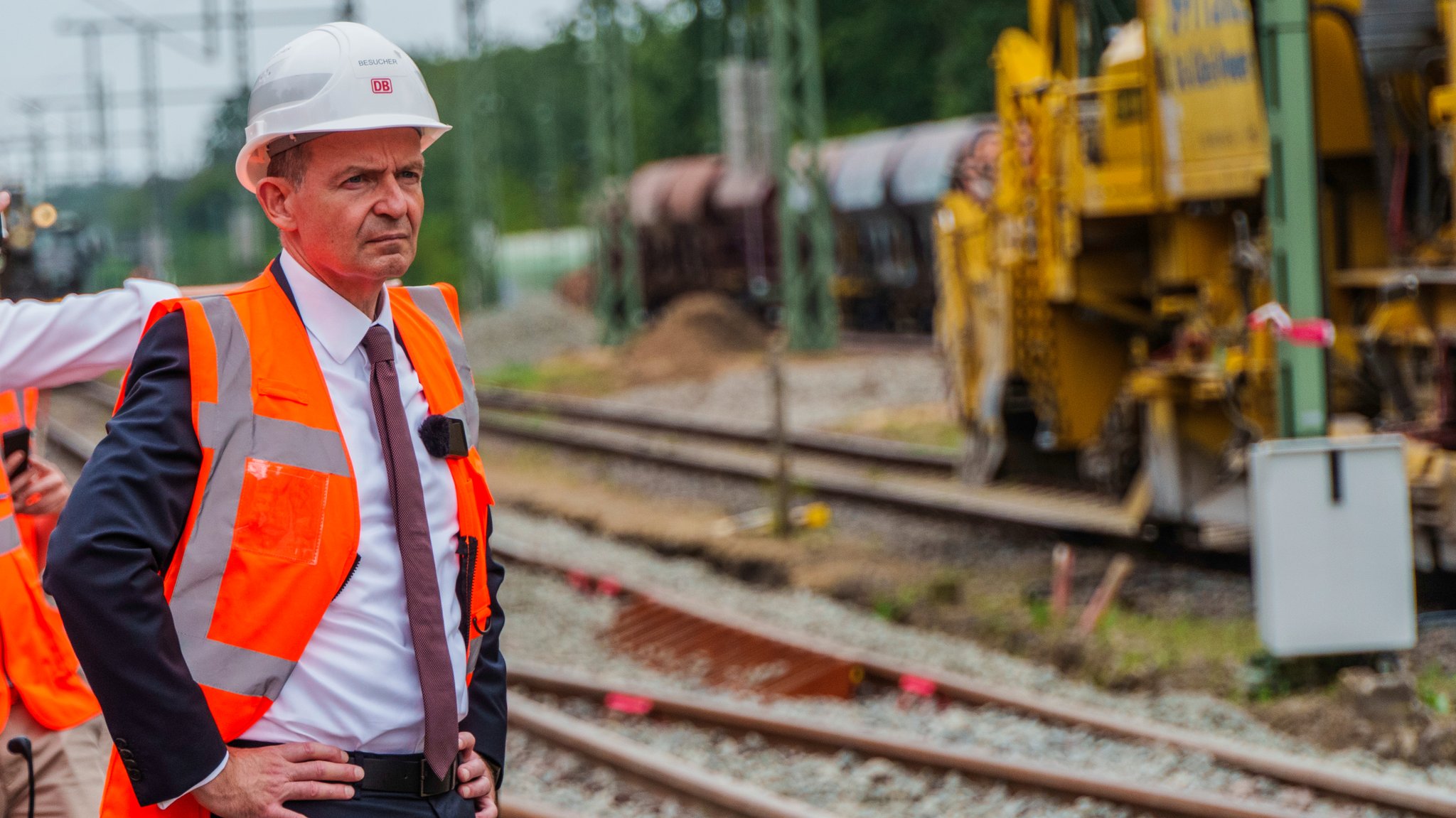 Volker Wissing (FDP), Bundesminister für Digitales und Verkehr, begutachtet eine Baustelle der Bahn.