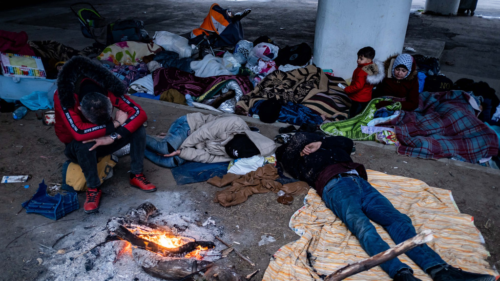 Flüchtlinge auf der türkischen Seite der EU-Außengrenze warten im März 2020 auf die Einreise nach Griechenland.