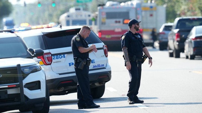 Polizeikräfte sperren das Gebiet in Jacksonville ab, wo zuvor Schüsse gefallen sind.