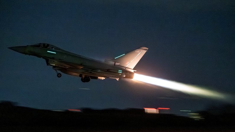 Symbolbild Luftangriffe im Nahen Osten. ARCHIV (03.03.2026): Ein Kampfjet vom Typ RAF Typhoon hebt ab wärehnd des US-israelischen Konflikts im Nahen Osten.rael conflict with Iran | Bild: AS1 Joshua Whiting/UK MOD Crown /Handout via REUTERS Symbolbild Luftangriffe im Nahen Osten. ARCHIV (03.03.2026): Ein Kampfjet vom Typ RAF Typhoon hebt ab wärehnd des US-israelischen Konflikts im Nahen Osten.rael conflict with Iran