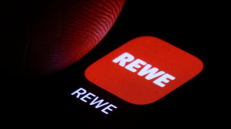 Nutzer der REWE App sollten sich vor Cyberkriminellen in Acht nehmen | Bild: picture alliance / photothek.de | Thomas Trutschel Nutzer der REWE App sollten sich vor Cyberkriminellen in Acht nehmen