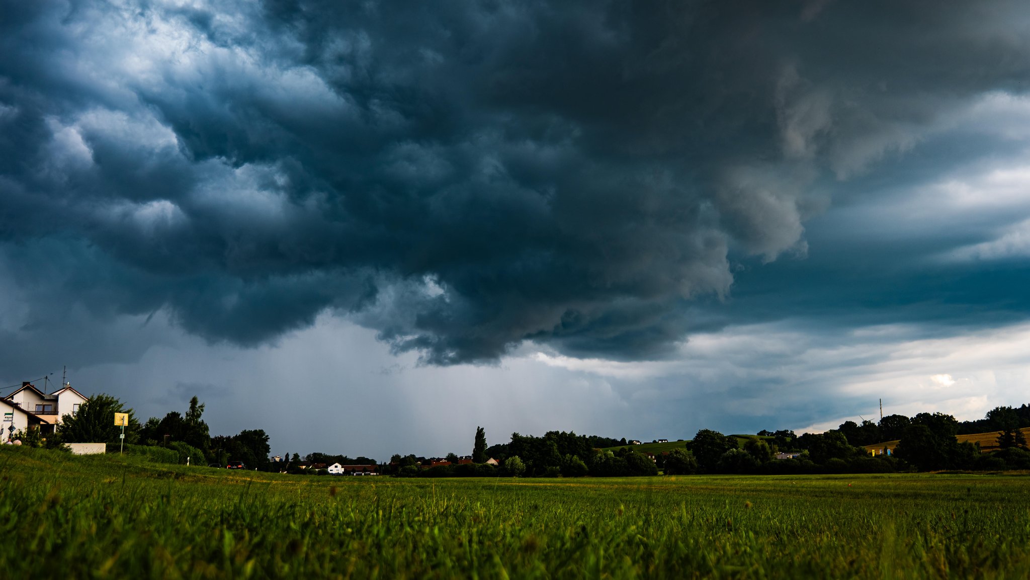 Archivbild: Aufziehendes Gewitter in Oberbayern | Bild: picture alliance / CHROMORANGE | Li Bro.photo Archivbild: Aufziehendes Gewitter in Oberbayern