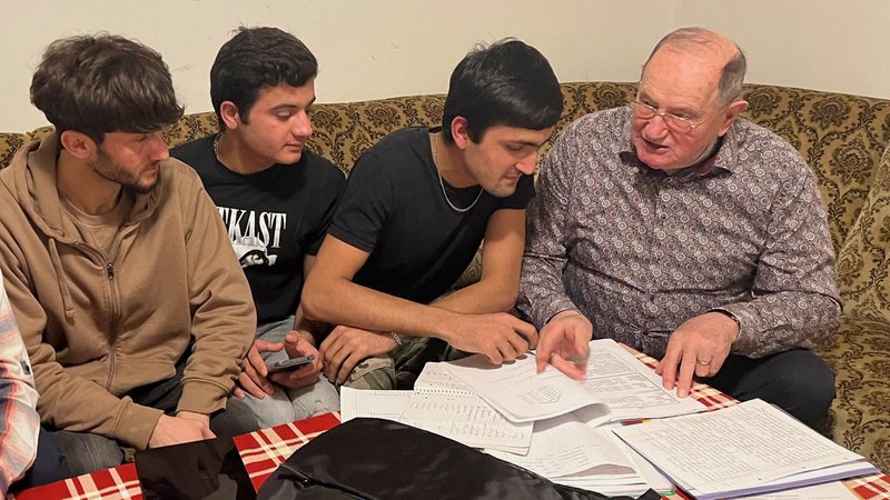 Der Dillinger Flüchtlingshelfer Heinz Sewell-Swetelsky mit jungen Afghanen beim Deutsch lernen.