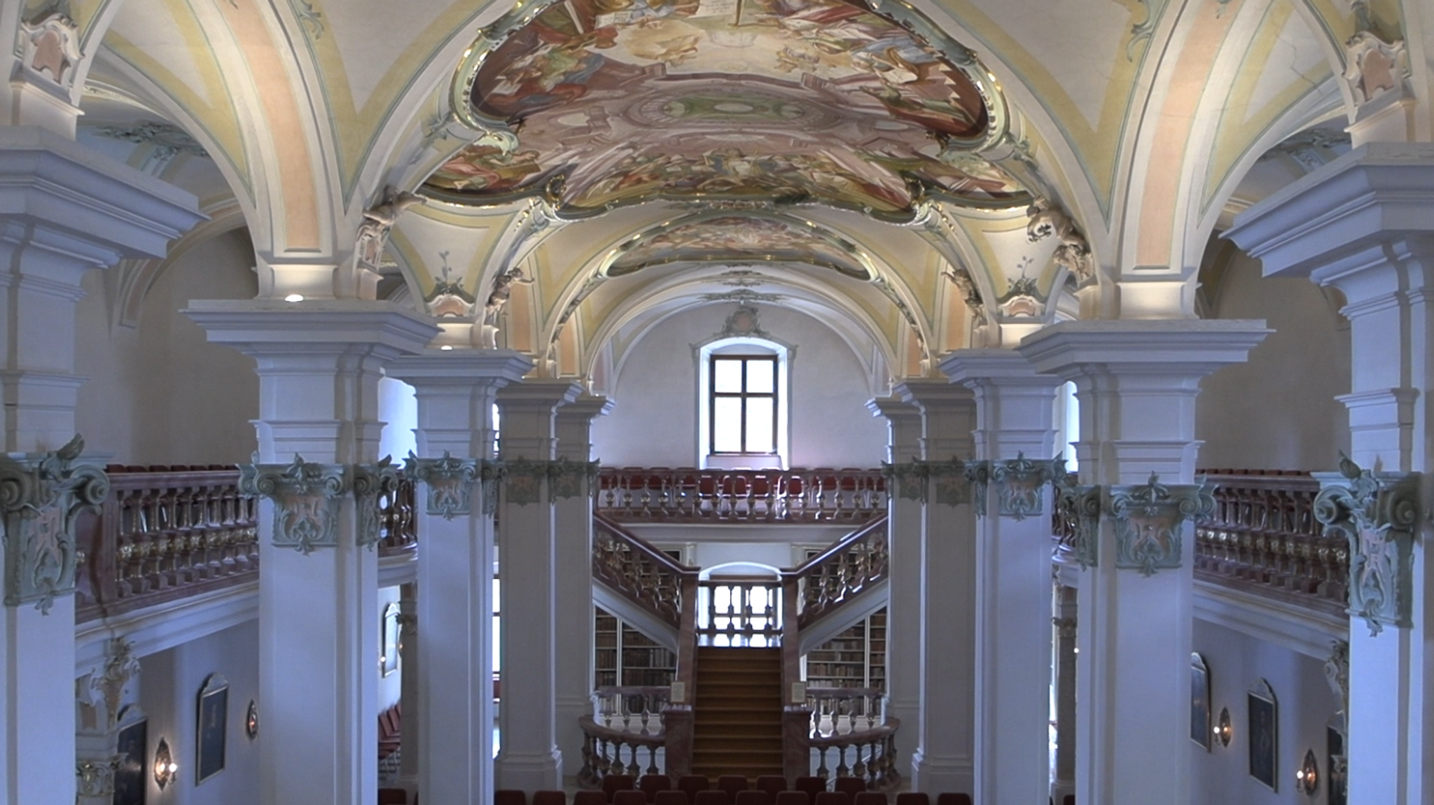 Einer der schönsten Rokoko-Säle Bayerns: Der Pollinger Bibliotheksaal.