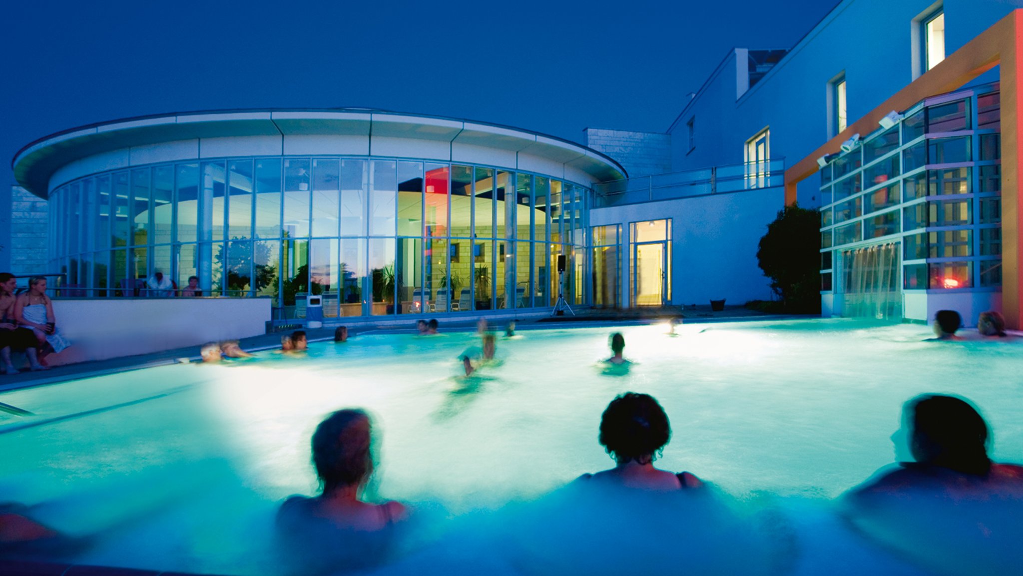 Ein Außenbecken der Therme Bad Abbach bei Nacht | Bild: Zweckverband Kaiser-Therme Ein Außenbecken der Therme Bad Abbach bei Nacht