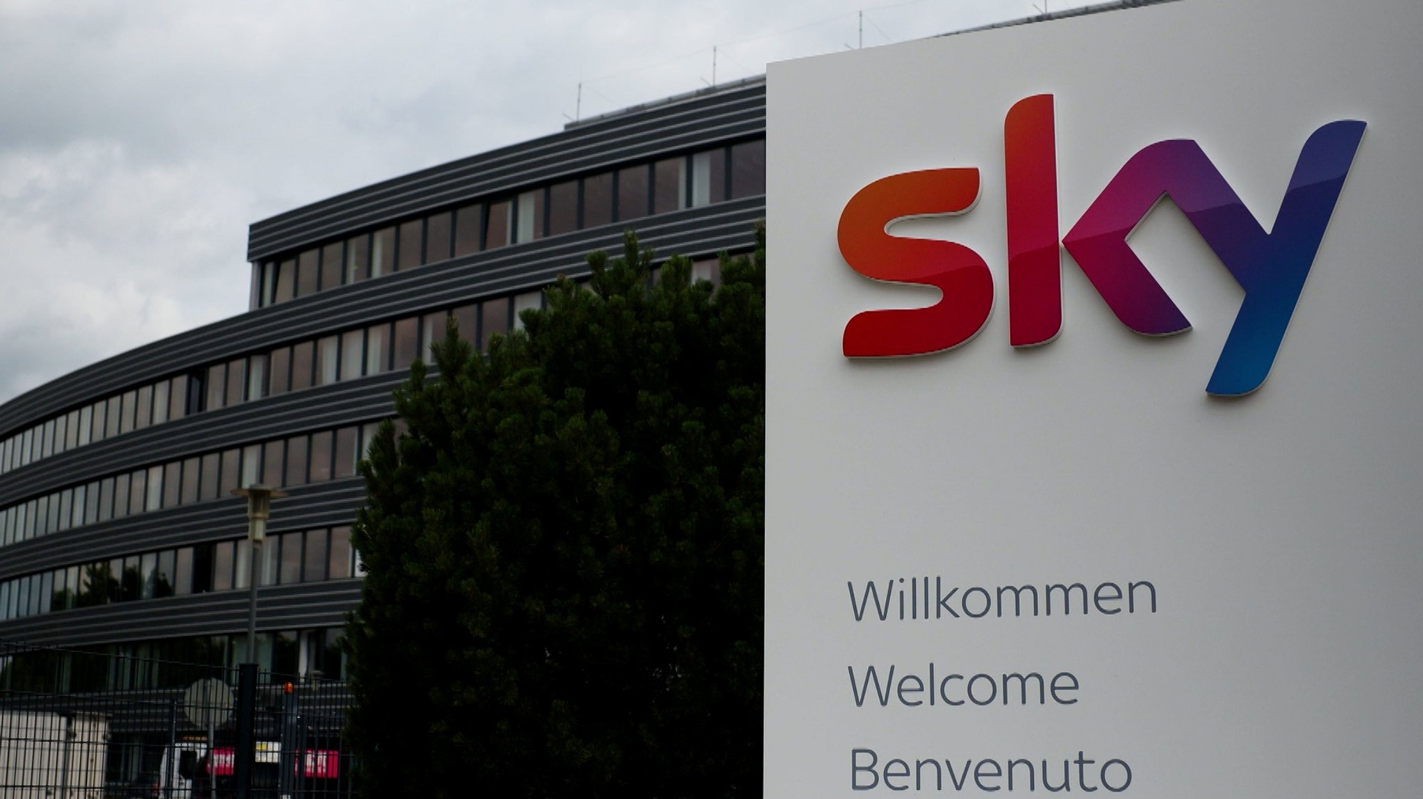 Medienlandschaft: RTL kauft Sky